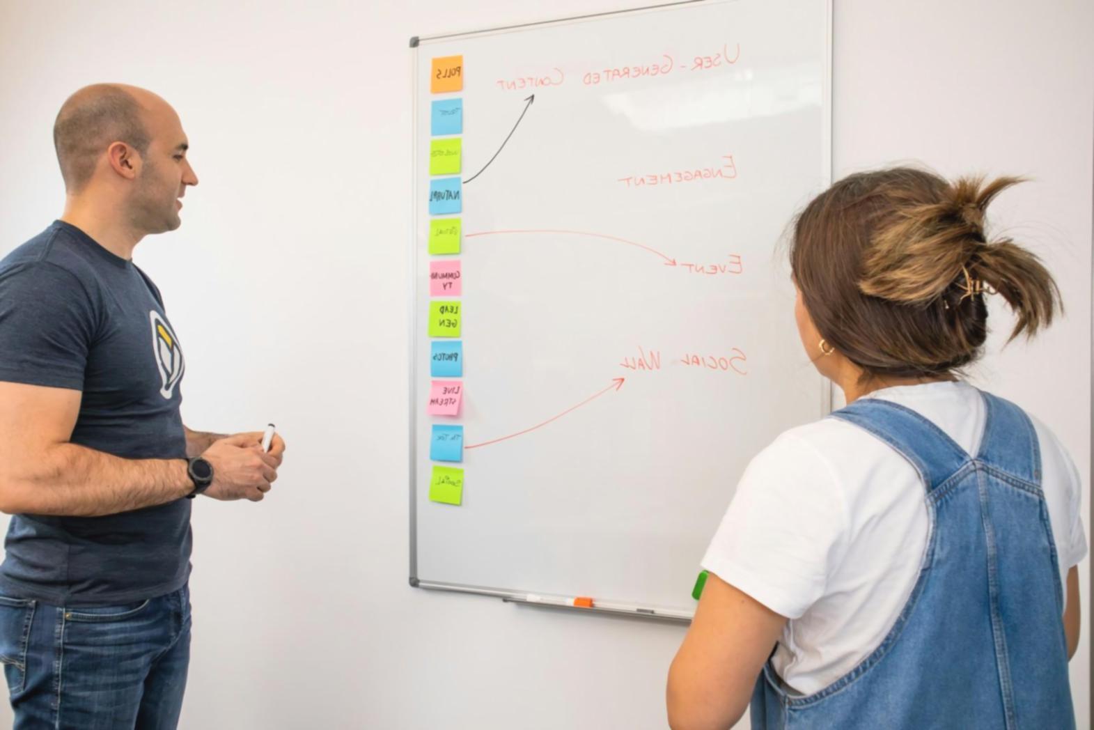 Salle de formation moderne avec matériel pédagogique spécialisé